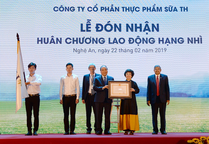 Thủ tướng Ch&iacute;nh phủ trao Hu&acirc;n chương lao động hạng Nh&igrave; cho đại diện tập đo&agrave;n TH.