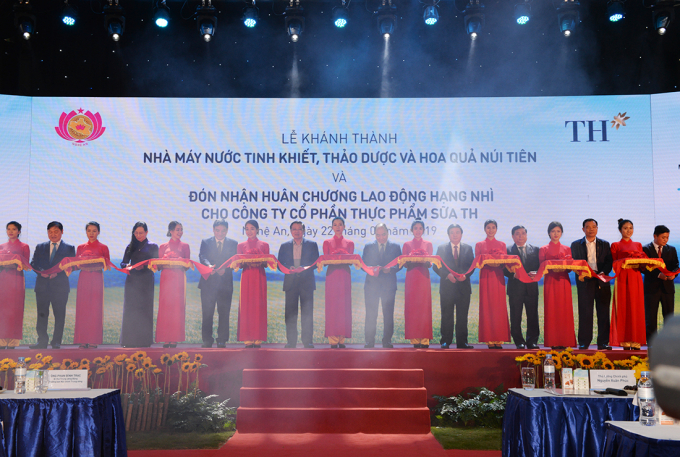 Cũng trong buổi lễ, Thủ tướng, l&atilde;nh đạo UBND tỉnh Nghệ An v&agrave; tập đo&agrave;n TH đ&atilde; cắt băng kh&aacute;nh th&agrave;nh nh&agrave; m&aacute;y sản xuất nước tinh khiết, thảo dược v&agrave; hoa quả N&uacute;i Ti&ecirc;n.
