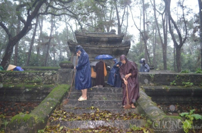 Chỉnh trang, ph&aacute;t quang c&acirc;y cỏ th&aacute;p Tổ sư khai s&aacute;ng d&ograve;ng thiền Liễu Qu&aacute;n.