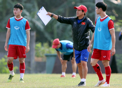 HLV Lee hướng dẫn C&ocirc;ng Phượng v&agrave; c&aacute;c đồng đội tập luyện ở Asiad 2018.&nbsp;