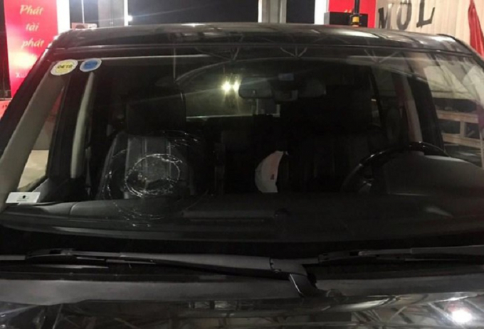 Một trong c&aacute;c phương tiện bị n&eacute;m đ&aacute; khiến k&iacute;nh chắn gi&oacute; bị vỡ.