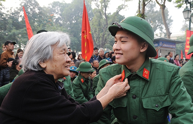 Khoảnh khắc tạm biệt giữa hai b&agrave; ch&aacute;u một thanh ni&ecirc;n ưu t&uacute; tr&uacute;ng tuyển nghĩa vụ qu&acirc;n sự. Ảnh: MINH L&Acirc;M