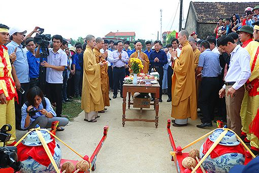 Hai chum nước thi&ecirc;ng tiếp tục được rước về ch&ugrave;a Hoằng Ph&uacute;c c&aacute;ch bến đ&ograve; khoảng hơn 200m