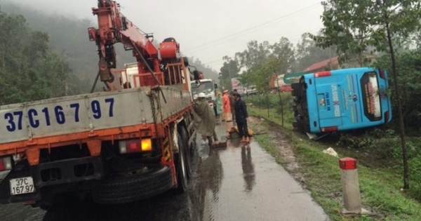 Xe khách mất lái lao xuống vệ đường lật nghiêng, 20 người thoát chết