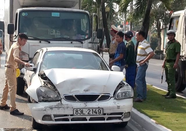 Vuk tai nạn l&agrave;m nhiều xe &ocirc; t&ocirc; t&ocirc;ng li&ecirc;n tiếp nhau v&agrave; bị bẹp d&uacute;m thế n&agrave;y. Ri&ecirc;ng người đi đường th&ecirc;m một phen h&uacute; v&eacute; khi tai nạn bất ngờ xảy ra khi chờ đ&egrave;n đỏ