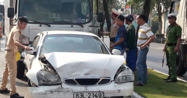 An Giang: Tài xế xe tải ngủ gục, tông vào đuôi 5 ô tô đang chờ đèn đỏ