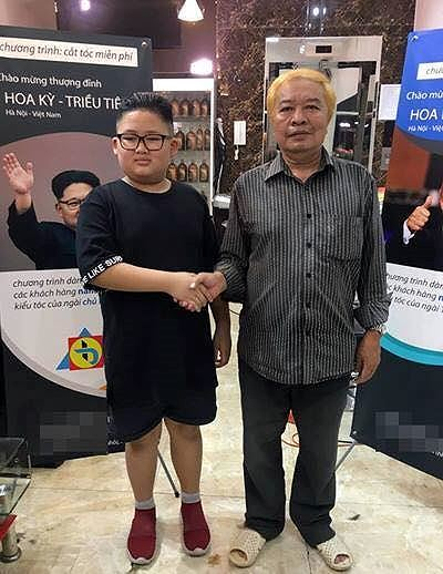 2 kh&aacute;ch h&agrave;ng cắt kiểu t&oacute;c của &ocirc;ng Kim Jong-Un v&agrave; Donald Trump