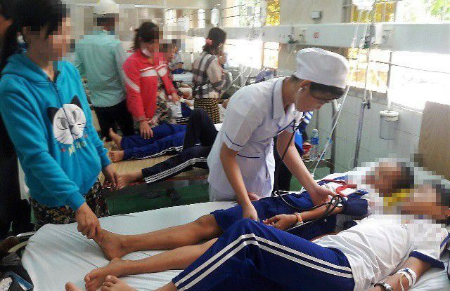 Nhiều em học sinh ở C&agrave; Mau nhập viện sau khi s&uacute;c miệng bằng dung dịch fluor xảy ra v&agrave;o th&aacute;ng 1/2019.