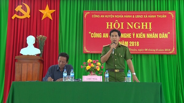 C&ocirc;ng an lắng nghe &yacute; kiến nh&acirc;n d&acirc;n.