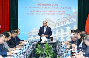 Thủ tướng l&agrave;m việc tại Bộ Ngoại giao