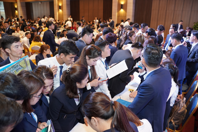 Kh&aacute;ch h&agrave;ng h&agrave;o hứng khi h&agrave;ng loạt dự &aacute;n tại Đ&agrave; Nẵng, Quảng Nam, Quảng Ng&atilde;i được giới thiệu tại sự kiện.