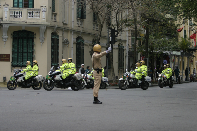 Cảnh s&aacute;t giao th&ocirc;ng hướng dẫn người tham gia giao th&ocirc;ng đi, dừng khi c&oacute; đo&agrave;n bảo vệ hội nghị đi qua.&nbsp;