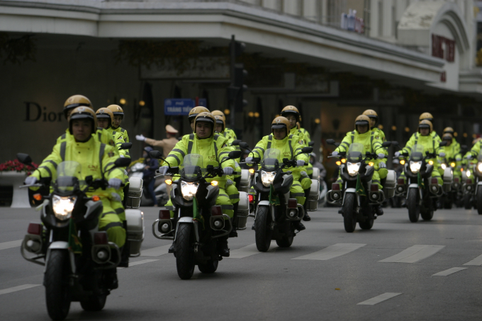 Dẫn đầu đo&agrave;n l&agrave; lực lượng CSGT đi xe m&ocirc;t&ocirc; chuy&ecirc;n dụng.&nbsp;