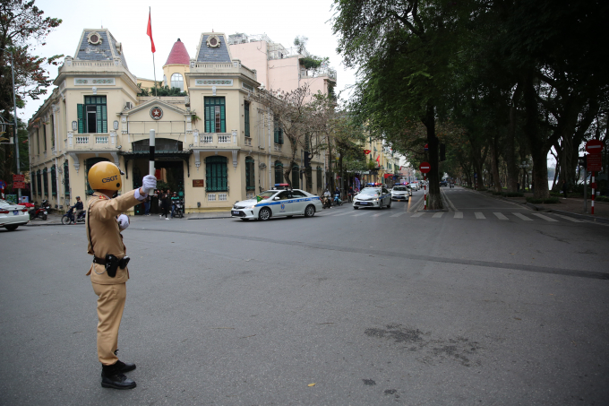 &nbsp;Đo&agrave;n xe đi quanh bờ hồ Ho&agrave;n Kiếm.