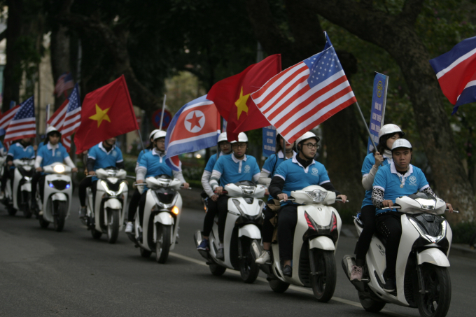 Đội tuy&ecirc;m truyền của Th&agrave;nh phố H&agrave; Nội cằm cờ 3 nước đi diễu h&agrave;nh quanh bờ hồ.