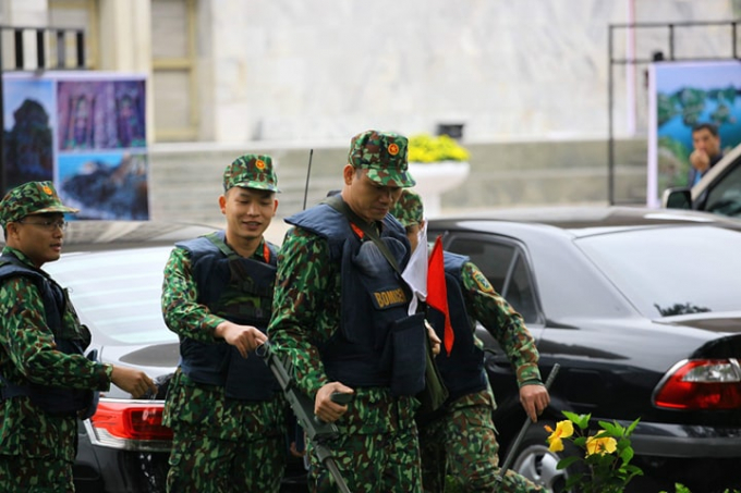 B&ecirc;n cạnh đ&oacute;, lực lượng chy&ecirc;n ph&aacute;, d&ograve; m&igrave;n thuộc Bộ tư lệnh Thủ đ&ocirc; cũng tiến h&agrave;nh kiểm tra khu vực nơi diện ra hội nghị.