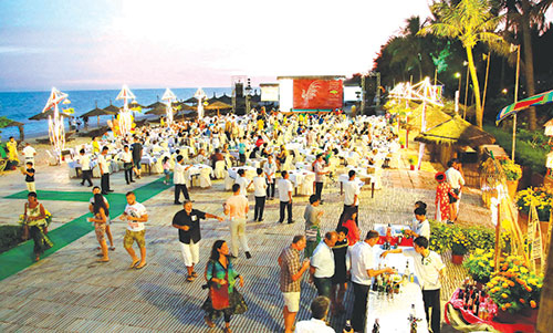 Lượng kh&aacute;ch trong nước v&agrave; quốc tế đổ về Mũi N&eacute; - Phan Thiết trong dịp Tết Dương lịch 2019.