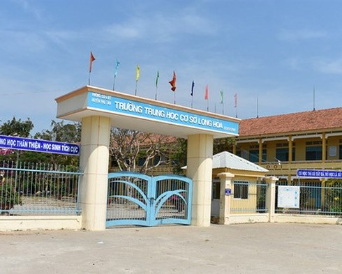 Trường THCS Long H&ograve;a, nơi xảy ra vụ việc.