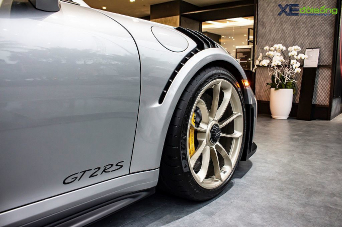 C&aacute;c d&ograve;ng si&ecirc;u xe tr&ecirc;n thế giới&nbsp;d&ugrave;ng lốp Michelin hay Pirelli nhưng GT2 RS được trang bị ti&ecirc;u chuẩn lốp Dunlop Sportmaxx Race 2.&nbsp;