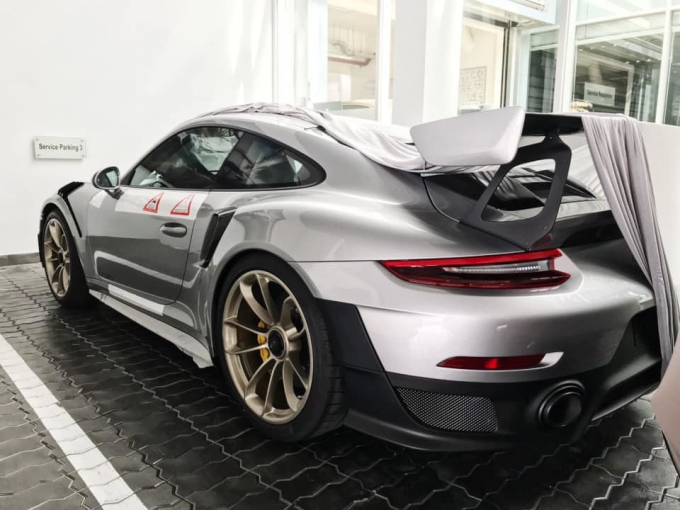 Hốc h&uacute;t gi&oacute; b&ecirc;n h&ocirc;ng l&agrave;m từ sợi carbon, lớn hơn phi&ecirc;n bản Turbo S, cung cấp nhiều kh&ocirc;ng kh&iacute; hơn cho động cơ.&nbsp;