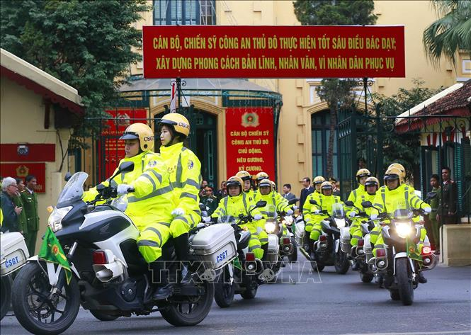 Cảnh s&aacute;t giao th&ocirc;ng ra qu&acirc;n triển khai c&ocirc;ng t&aacute;c đảm bảo an ninh, an to&agrave;n cho Hội nghị. Ảnh: Do&atilde;n Tấn/TTXVN