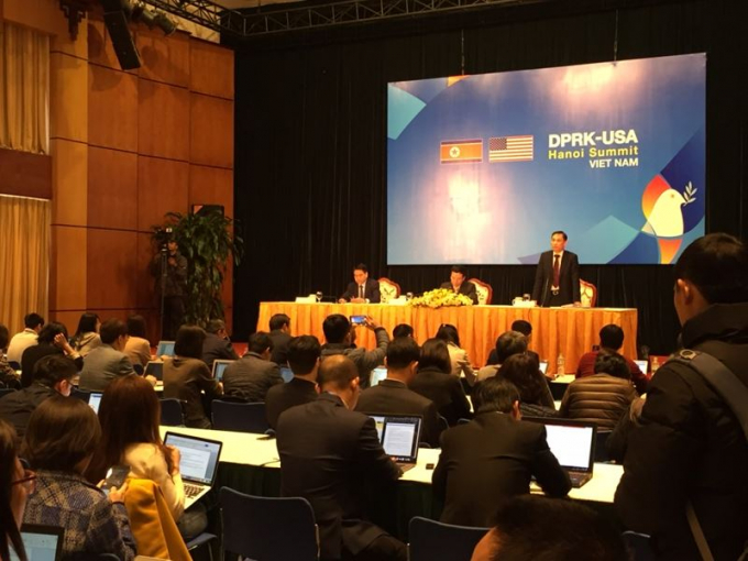 Thứ trưởng Bộ Ngoại giao L&ecirc; Ho&agrave;i Trung th&ocirc;ng tin tại họp b&aacute;o.