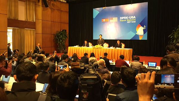 Bộ trưởng Th&ocirc;ng tin v&agrave; Truyền th&ocirc;ng Nguyễn Mạnh H&ugrave;ng ph&aacute;t biểu tại họp b&aacute;o.