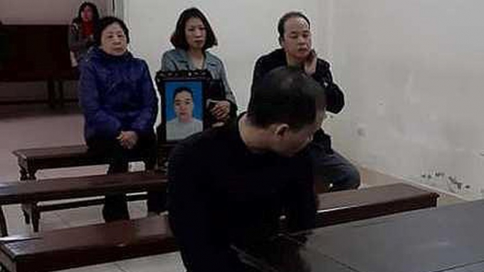 TAND TP H&agrave; Nội vừa mở phi&ecirc;n t&ograve;a x&eacute;t xử sơ thẩm đối với L&ecirc; Văn Huy (SN 1995, tr&uacute; ở x&atilde; Li&ecirc;m Tiết, TP Phủ L&yacute;, H&agrave; Nam) về tội &ldquo;Giết người&rdquo;.