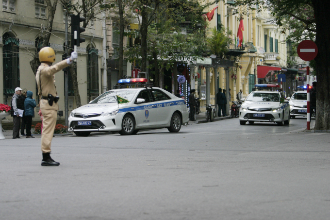 C&ocirc;ng an TP H&agrave; Nội ph&acirc;n luồng giao th&ocirc;ng khi diễn ra hội nghị.