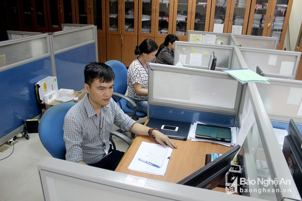 C&aacute;n bộ Chi cục Thuế Vinh xử l&yacute; hồ sơ doanh nghiệp. Ảnh: Quang An.