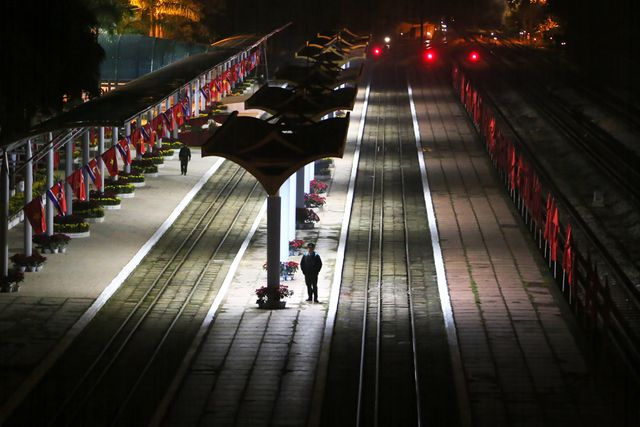 22h đ&ecirc;m 25/2, đ&egrave;n điện thắp s&aacute;ng khắp ga Đồng Đăng. Lực lượng an ninh canh g&aacute;c dưới những l&aacute; cờ Việt - Triều treo dọc hai b&ecirc;n đường ray.