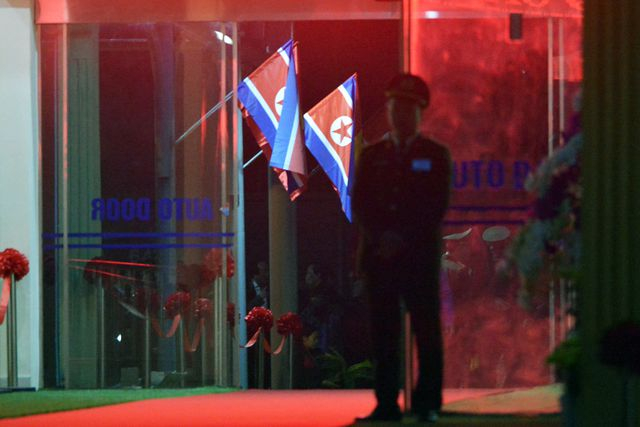 Cửa ga cũng s&aacute;ng rực với những l&aacute; cờ Triều Ti&ecirc;n b&ecirc;n tr&ecirc;n thảm đỏ.