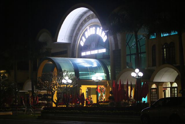 Mặt trước của ga Đồng Đăng trong đ&ecirc;m chờ đ&oacute;n đo&agrave;n t&agrave;u bọc th&eacute;p Triều Ti&ecirc;n.