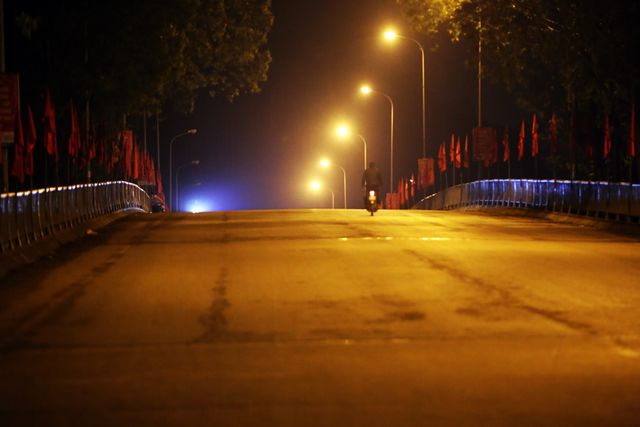 C&acirc;y cầu gần ga Đồng Đăng cũng s&aacute;ng rực &aacute;nh đ&egrave;n với h&agrave;ng cờ đỏ hai b&ecirc;n.