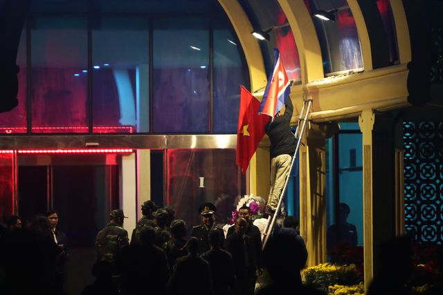 Cờ Việt - Triều tiếp tục được treo l&ecirc;n ở những vị tr&iacute; trang trọng.
