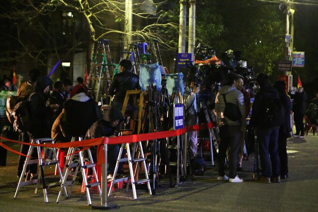 Khoảng 200 ph&oacute;ng vi&ecirc;n trong nước v&agrave; quốc tế t&uacute;c trực ở khu vực t&aacute;c nghiệp được bố tr&iacute; đối diện nh&agrave; ga.