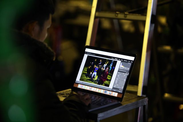 C&aacute;c ph&oacute;ng vi&ecirc;n trong nước v&agrave; quốc tế l&agrave;m việc th&acirc;u đ&ecirc;m bất chấp mưa ph&ugrave;n v&agrave; gi&oacute; lạnh.