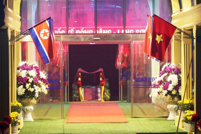 1h s&aacute;ng 26/2, những kh&acirc;u trang tr&iacute; cuối c&ugrave;ng đ&atilde; ho&agrave;n tất, cờ hoa, thảm đỏ đ&atilde; sẵn s&agrave;ng đ&oacute;n đo&agrave;n t&agrave;u Triều Ti&ecirc;n.