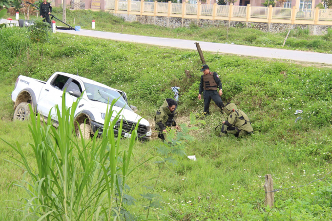 Lực lượng chức năng kh&aacute;m nghiệm hiện trường thu giữ nhiều