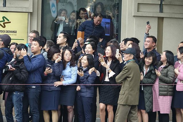 Nhiều người tranh thủ quay phim, chụp h&igrave;nh khoảnh khắc n&agrave;y.