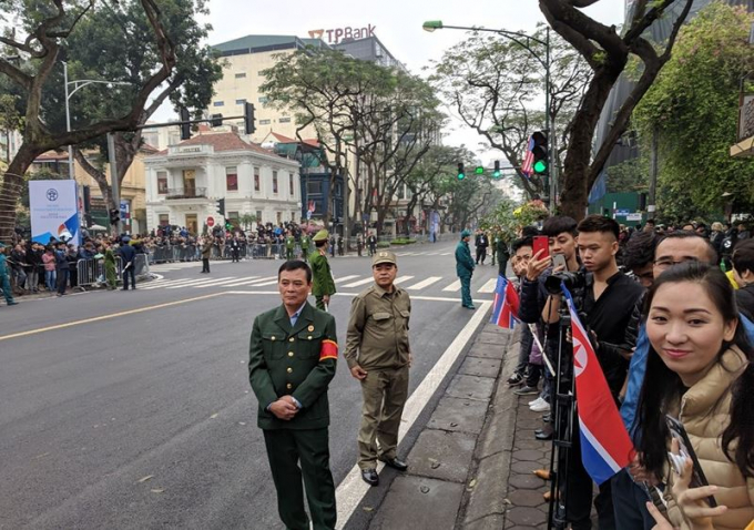 Người d&acirc;n đứng chật k&iacute;n hai b&ecirc;n đường trong kh&ocirc;ng kh&iacute; h&aacute;o hức.&nbsp;