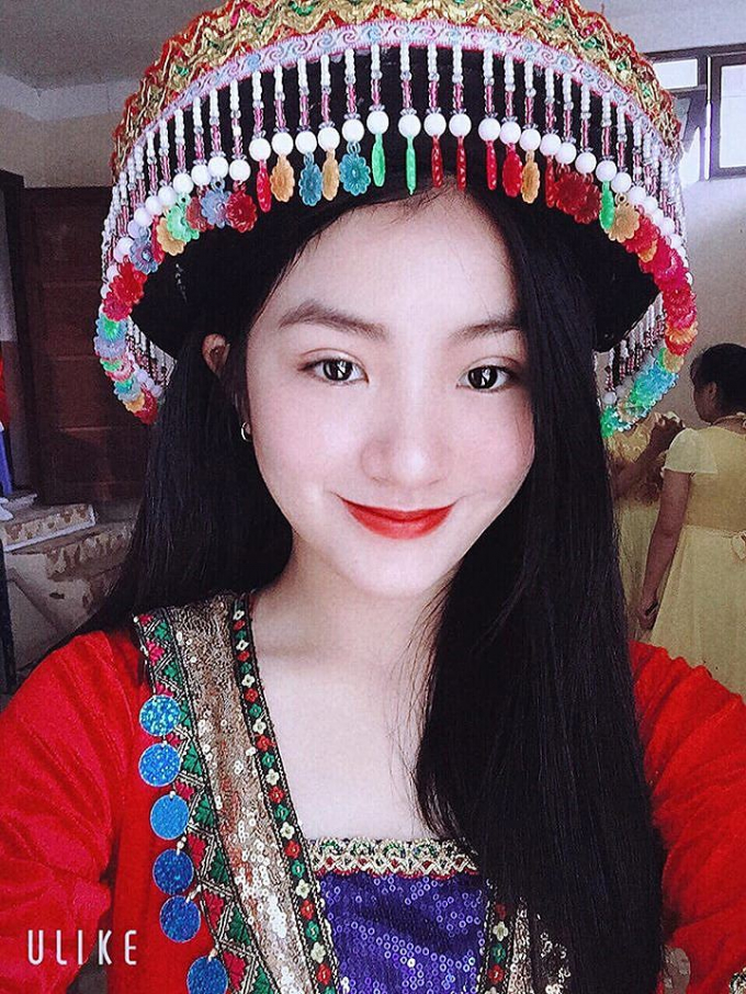 Thu Uy&ecirc;n cảm thấy bất ngờ v&agrave; vinh dự khi được chọn tặng hoa Chủ tịch Kim.