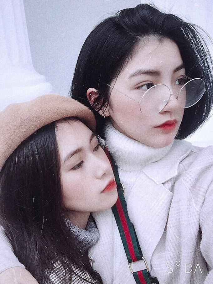 Bạn b&egrave; đ&aacute;nh gi&aacute; Thu Uy&ecirc;n (phải) l&agrave; c&ocirc; g&aacute;i dịu d&agrave;ng, hiền l&agrave;nh.