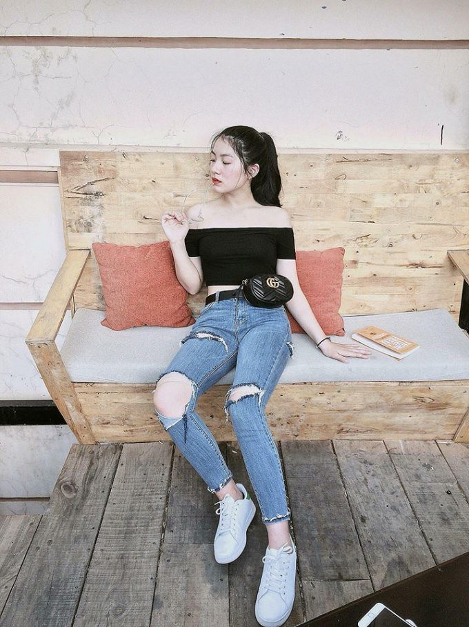 Nhưng đ&ocirc;i khi c&ocirc; cũng ph&aacute; c&aacute;ch chọn cho m&igrave;nh những trang phục c&aacute;ch điệu.