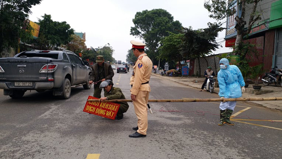 Lập chốt kiểm so&aacute;t, ngăn chặn bệnh dịch l&acirc;y lan do vận chuyển lợn nhiễm dịch. (Ảnh: VT)