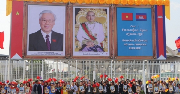 Tổng Bí thư, Chủ tịch nước thăm hỏi bà con Việt kiều tại Campuchia