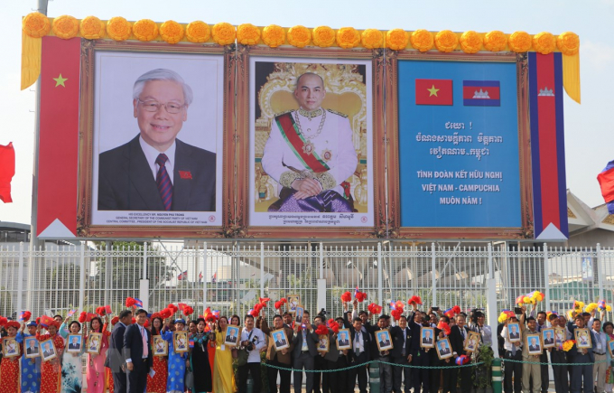 Đ&ocirc;ng đảo đại biểu, nh&acirc;n d&acirc;n đ&oacute;n Tổng B&iacute; thư, Chủ tịch nước Nguyễn Ph&uacute; Trọng tại s&acirc;n bay Quốc tế Pochentong ng&agrave;y 25/2. (Ảnh: Minh Hưng/TTXVN)