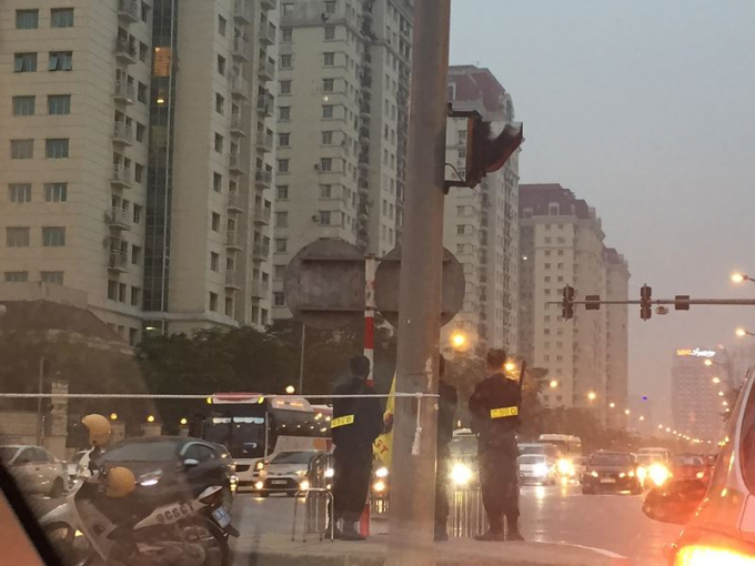 Lực lượng an ninh Việt Nam đứng ở mọi nơi tr&ecirc;n tuyến đường từ S&acirc;n bay Nội B&agrave;i về nội đ&ocirc;, nơi dự kiến đo&agrave;n xe của Tổng thống Trump sẽ đi qua.