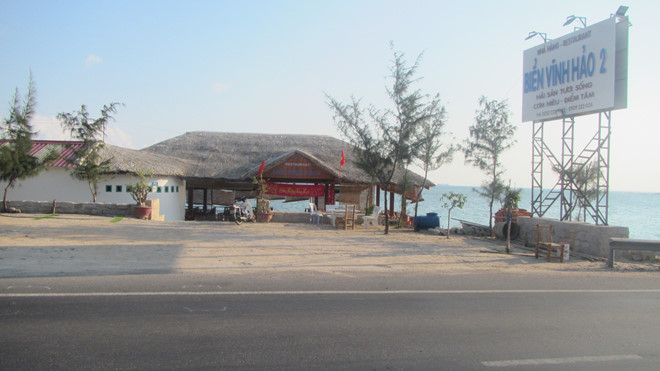 Nh&agrave; h&agrave;ng Vĩnh Hảo 2 đ&atilde; x&acirc;y dựng ho&agrave;n thiện v&agrave; tự &yacute; th&aacute;o dỡ thanh chắn bảo vệ an to&agrave;n QL1.&nbsp;ẢNH: QUẾ H&Agrave;.