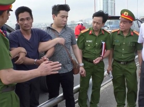 Hung thủ được đưa tới nơi vứt x&aacute;c.